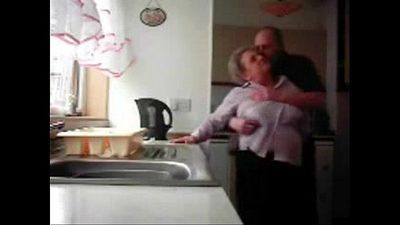 lol मां और डैडी पकड़ा होने मज़ा में के रसोई छिपा कैम - 3 मिन
