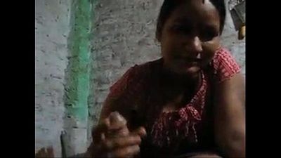 India bhabi chupando dick y masturbación con la mano - 47 sec