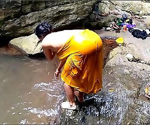 Cazzo indiano mamma vicino cascata foresta all'aperto Sesso 6 min P
