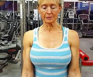 vecchio donna Con grande Seni e Muscolare braccia Treni bicipiti 2